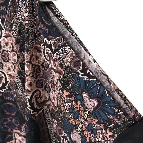 ❤️NWOT Cold shoulder printed blouse - Picture 3 of 5